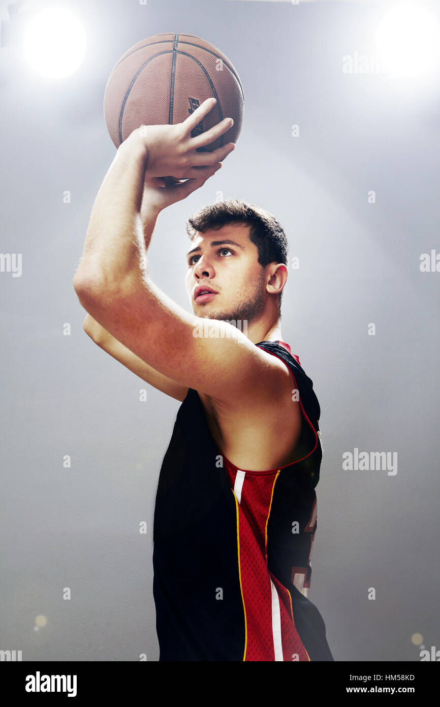 Type blanc jouer basket ball Banque D'Images