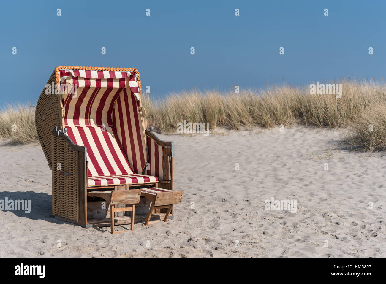 Chaise de plage à baldaquin traditionnel de la mer Baltique à l'oyat avec un ciel bleu en arrière-plan Banque D'Images