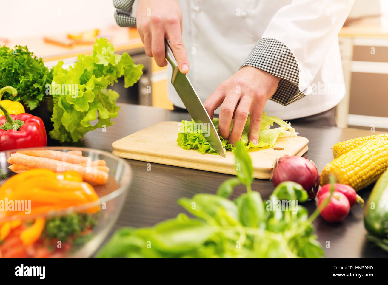 Une saine alimentation - vegetables lettuce in kitchen Banque D'Images
