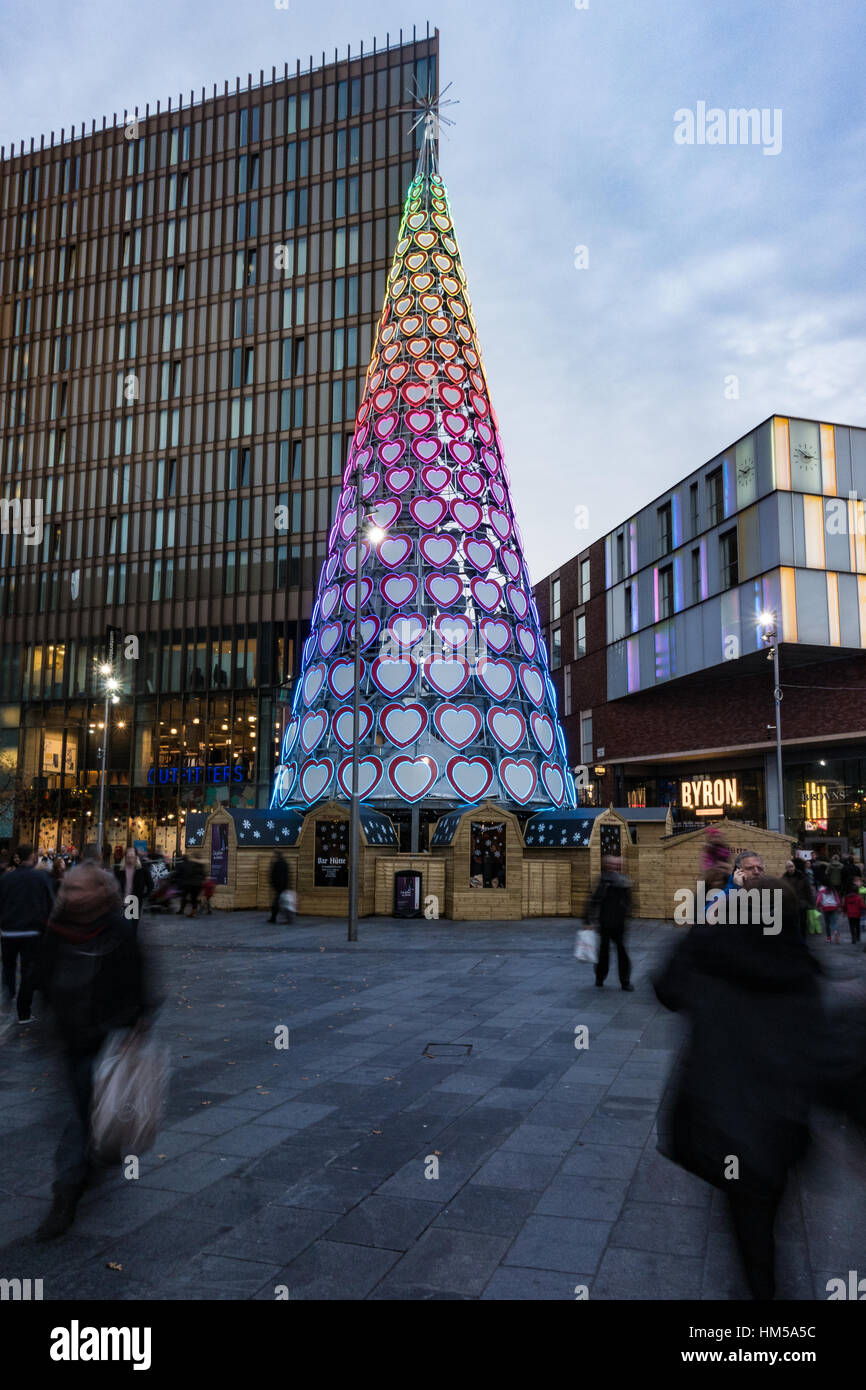 Arbre de Noël géant at Liverpool One Banque D'Images