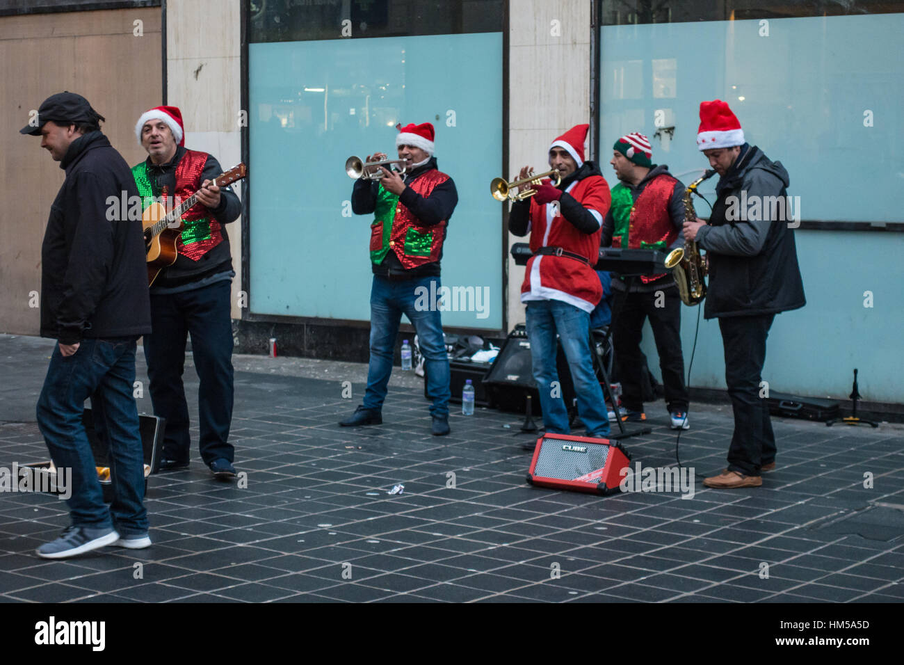 Les musiciens dans la rue habillé pour la saison de Noël Banque D'Images