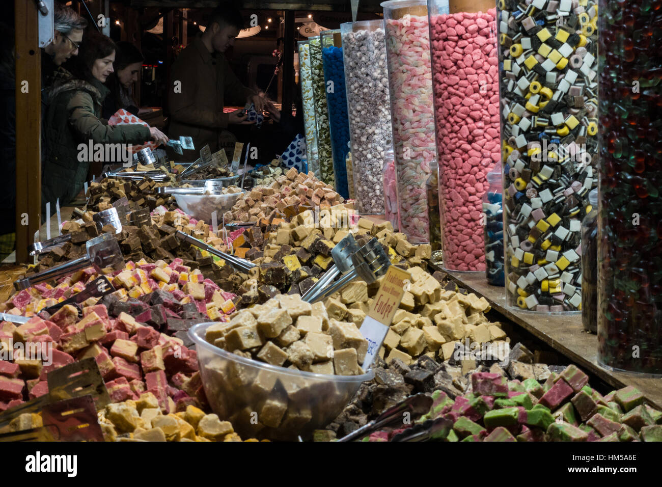 En décrochage Liverpools Marché allemand de vendre des bonbons Banque D'Images
