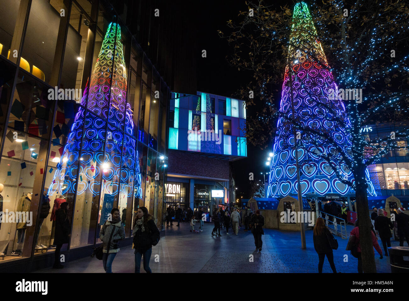 Arbre de Noël géant at Liverpool One reflète dans les vitrines Banque D'Images