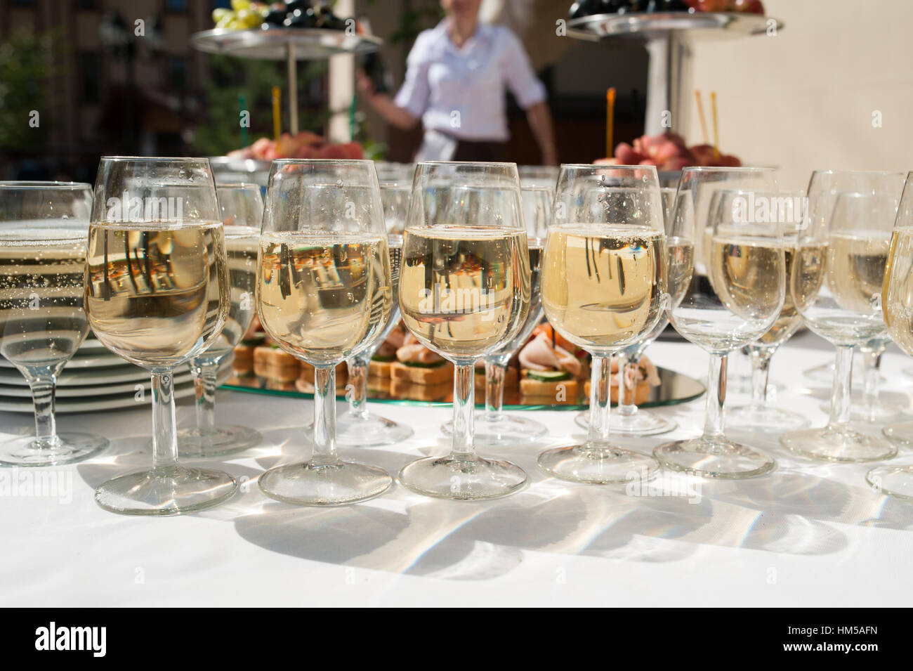 Réception de mariage. Table avec des collations et des verres de champagne dans un restaurant Banque D'Images