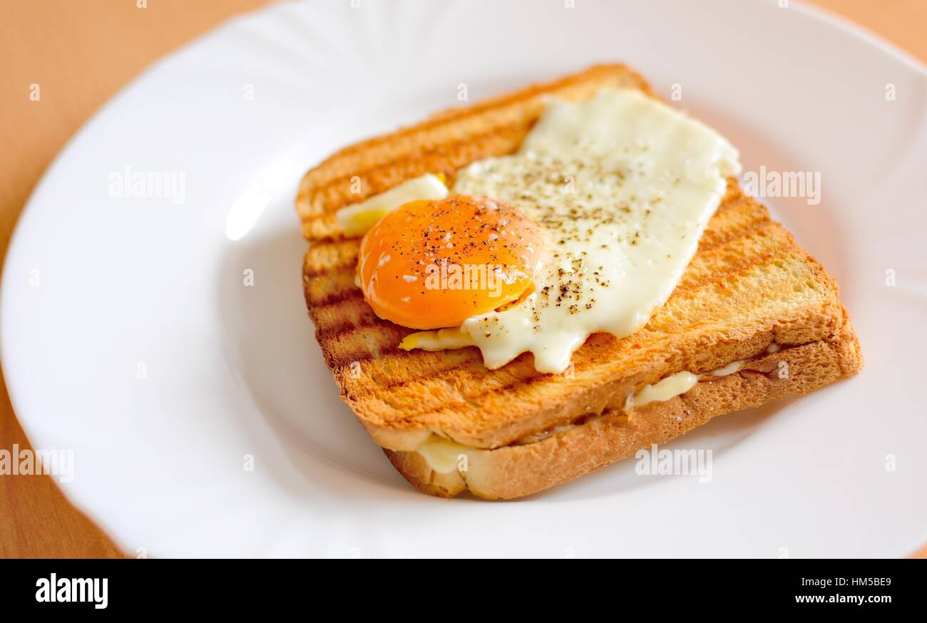 Jambon et fromage toast avec œuf frit sur le dessus. Banque D'Images