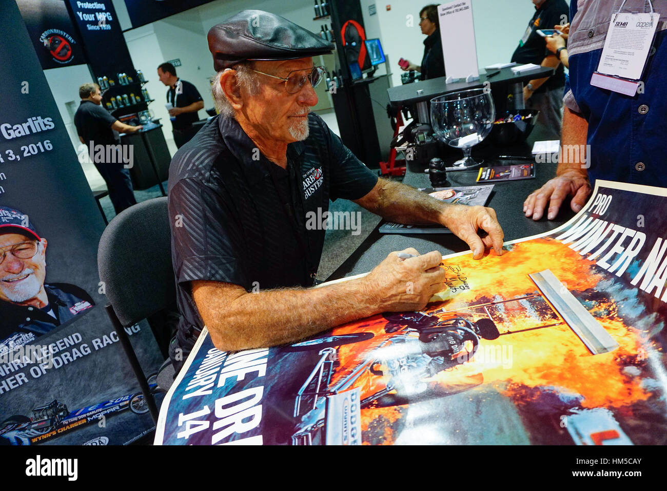 'Big Daddy' Don Garlits, considéré comme le père de drag racing, des autographes une affiche à SEMA. Banque D'Images