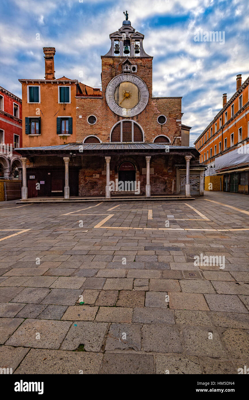 Italie Vénétie Venise Sestiere San Polo - l'église de S. Giacomo di Rialto Banque D'Images