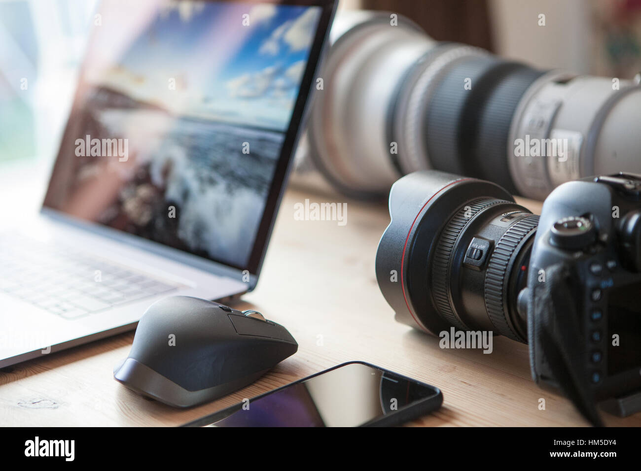 Une sélection de la technologie moderne, l'équipement de l'appareil photo, matériel informatique et smartphone Banque D'Images