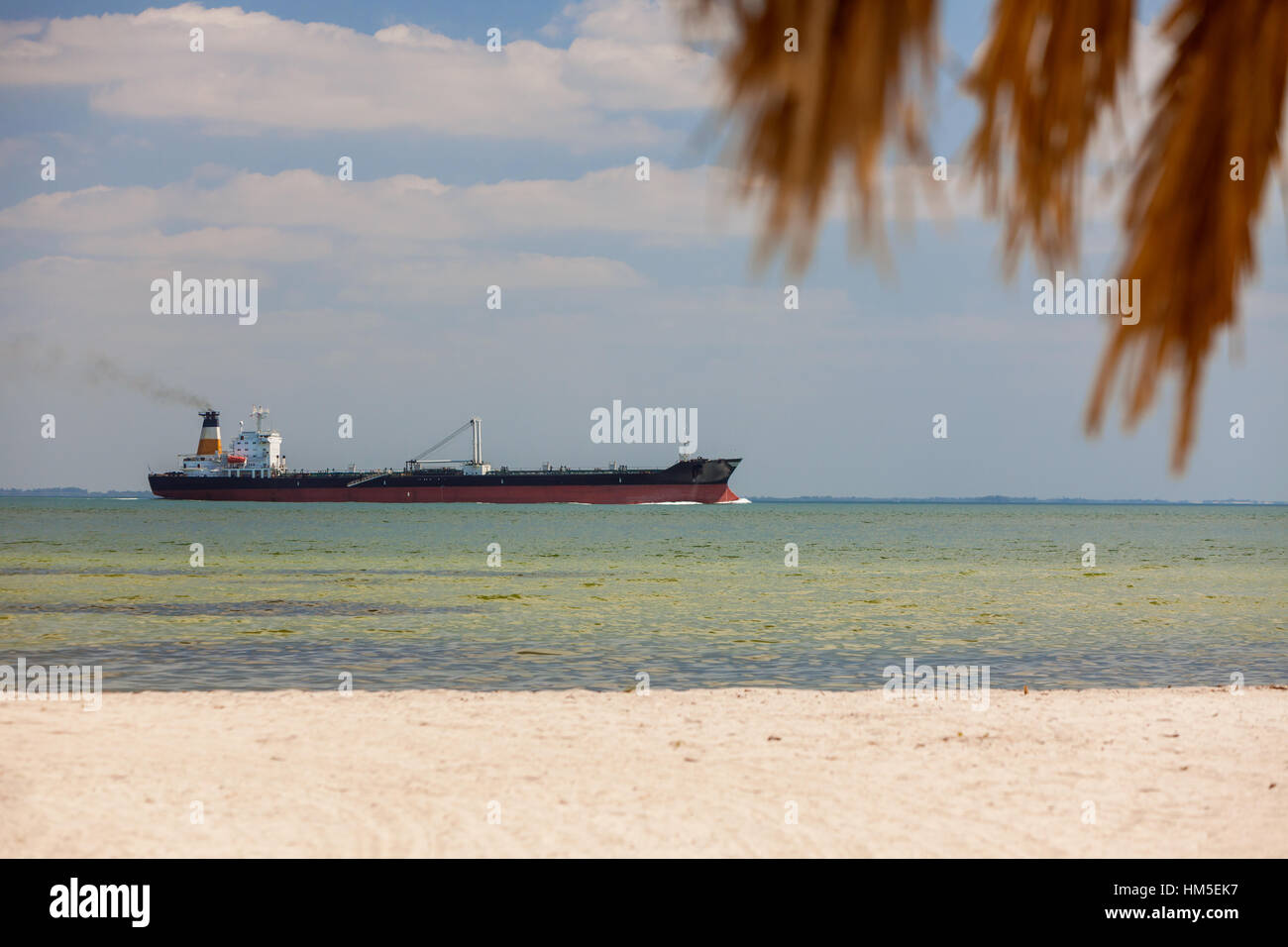 Voile passé pétrolier vide plage tropicale avec palmiers et sable blanc Banque D'Images