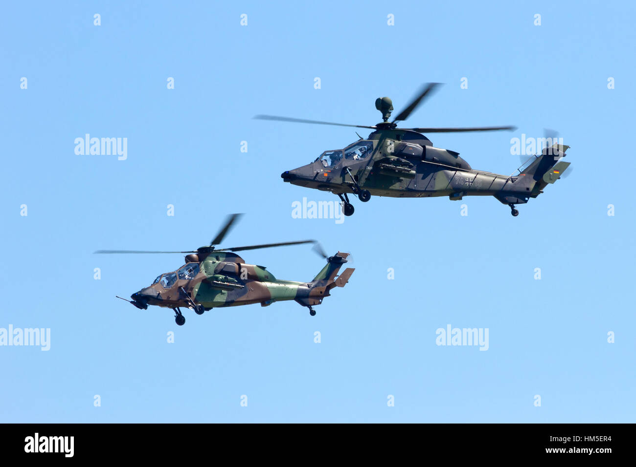 BERLIN, ALLEMAGNE - le 22 mai : EC665 d'hélicoptère d'attaque Tigre flying affichage à l'International Aerospace Exhibition ILA Le 22 mai, 2014 dans Berlin, Germ Banque D'Images