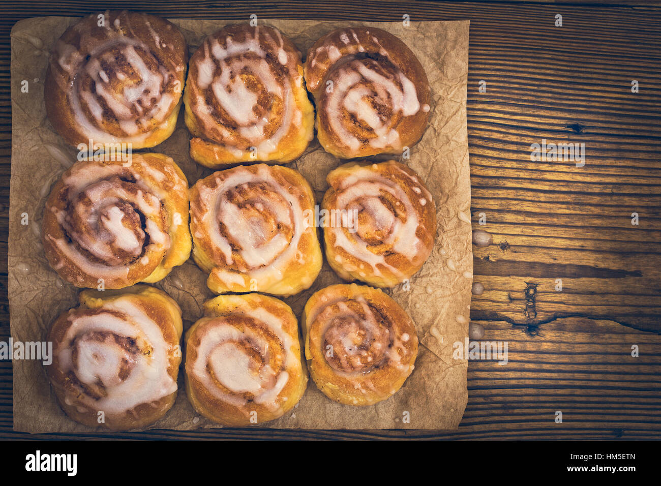 Brioches à la cannelle, sucré fait maison vue du dessus Banque D'Images