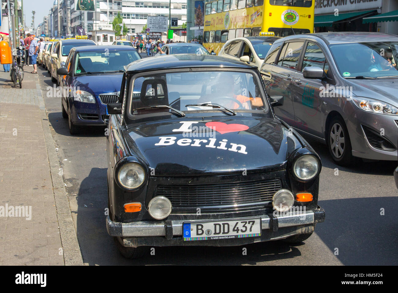 BERLIN, ALLEMAGNE - le 23 mai 2014 : voiture Trabant avec 'J'aime Berlin'. L'Allemagne de l'est à l'emploi était une Trabant voiture familiale populaire dans le bloc oriental au cours de t Banque D'Images