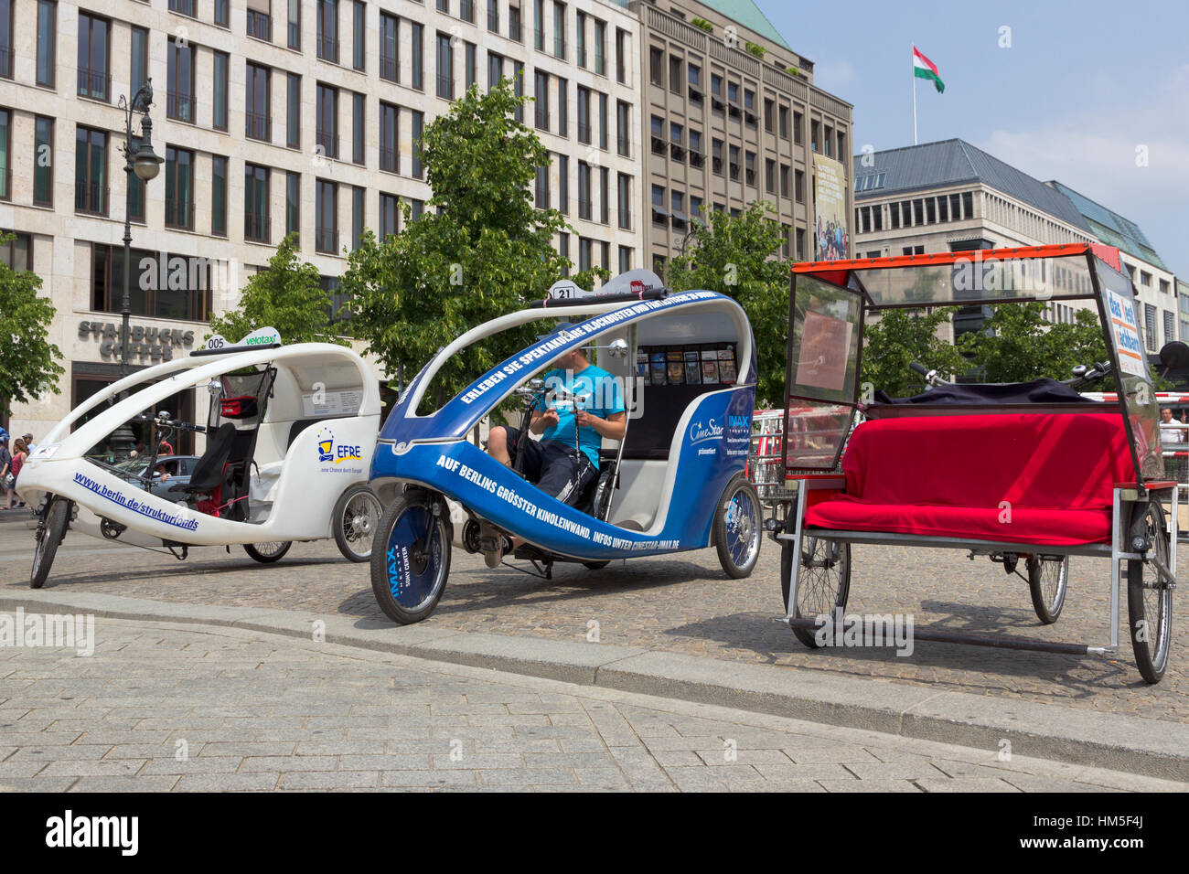 BERLIN, ALLEMAGNE - le 23 mai : vélos taxi en face de la porte de Brandebourg le 23 mai 2014 à Berlin, Allemagne. 5 334 kilomètres de routes à travers le Banque D'Images