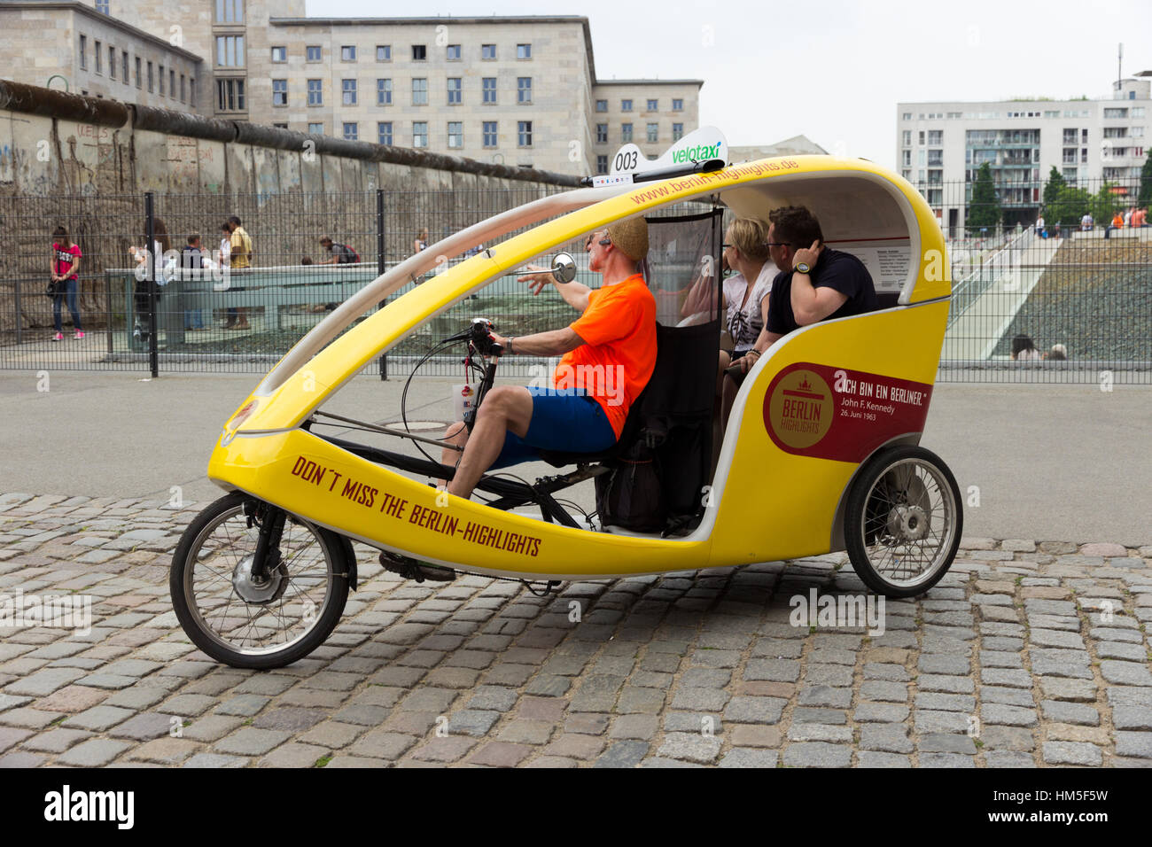 BERLIN, ALLEMAGNE - le 23 mai : un vélo taxi montrant les touristes un vestige du Mur de Berlin le 23 mai 2014 à Berlin, Allemagne. 5 334 kilomètres de routes exécuter Banque D'Images