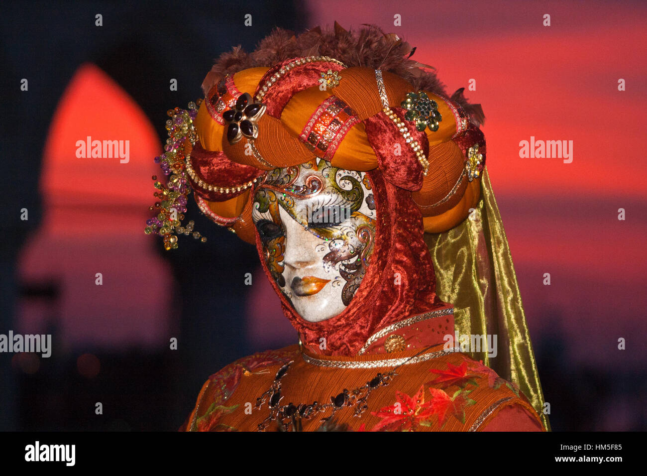 Venise - FEB 5 : femme en costume sur la place San Marco pendant le Carnaval on fév 5, 2013 à Venise, Italie. Cette année, le carnaval a eu lieu entre janvier Banque D'Images