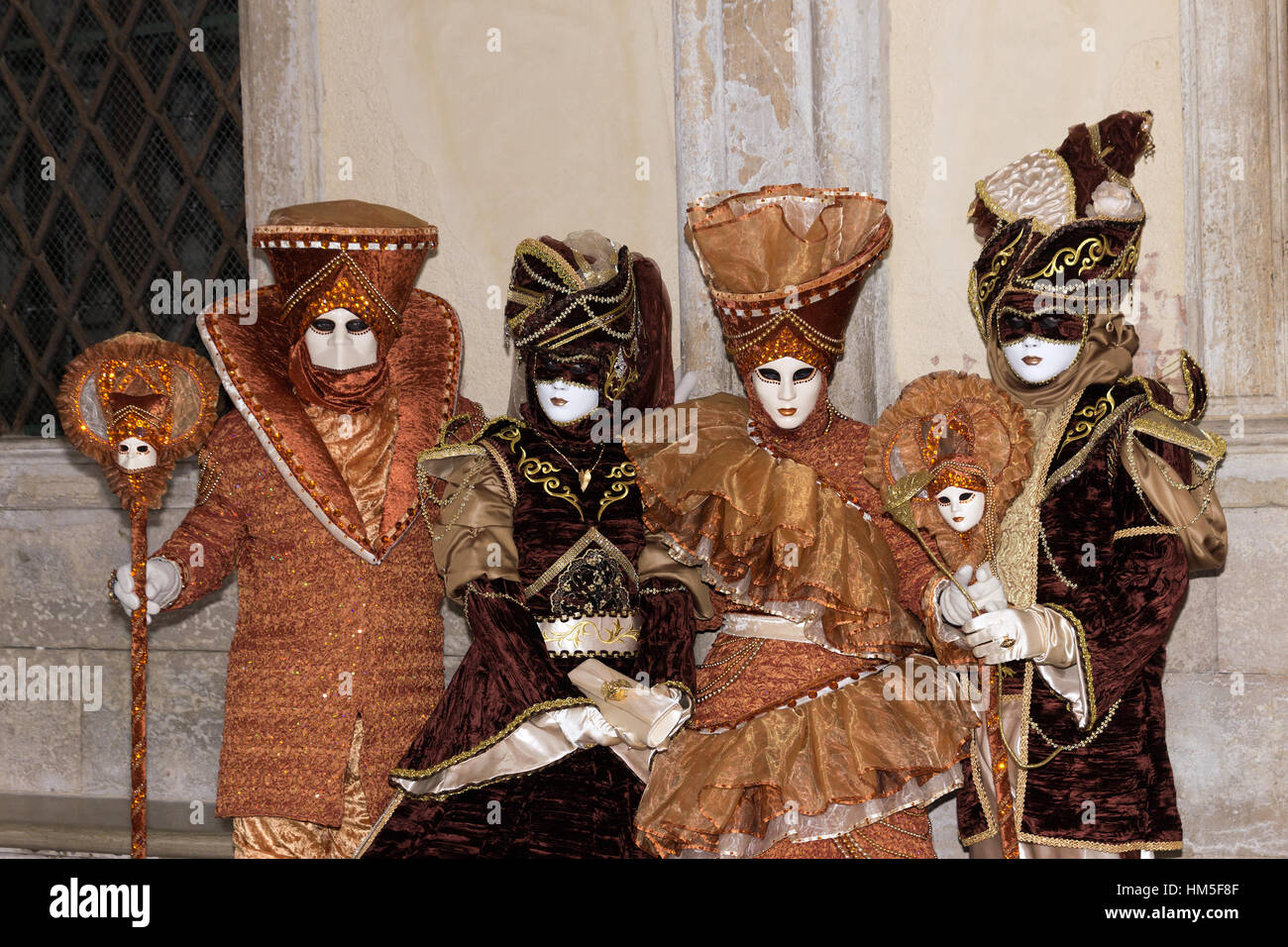 Venise - FEB 5 : les gens costumés sur la place San Marco pendant le Carnaval on fév 5, 2013 à Venise, Italie. Cette année, le carnaval a eu lieu entre Janua Banque D'Images