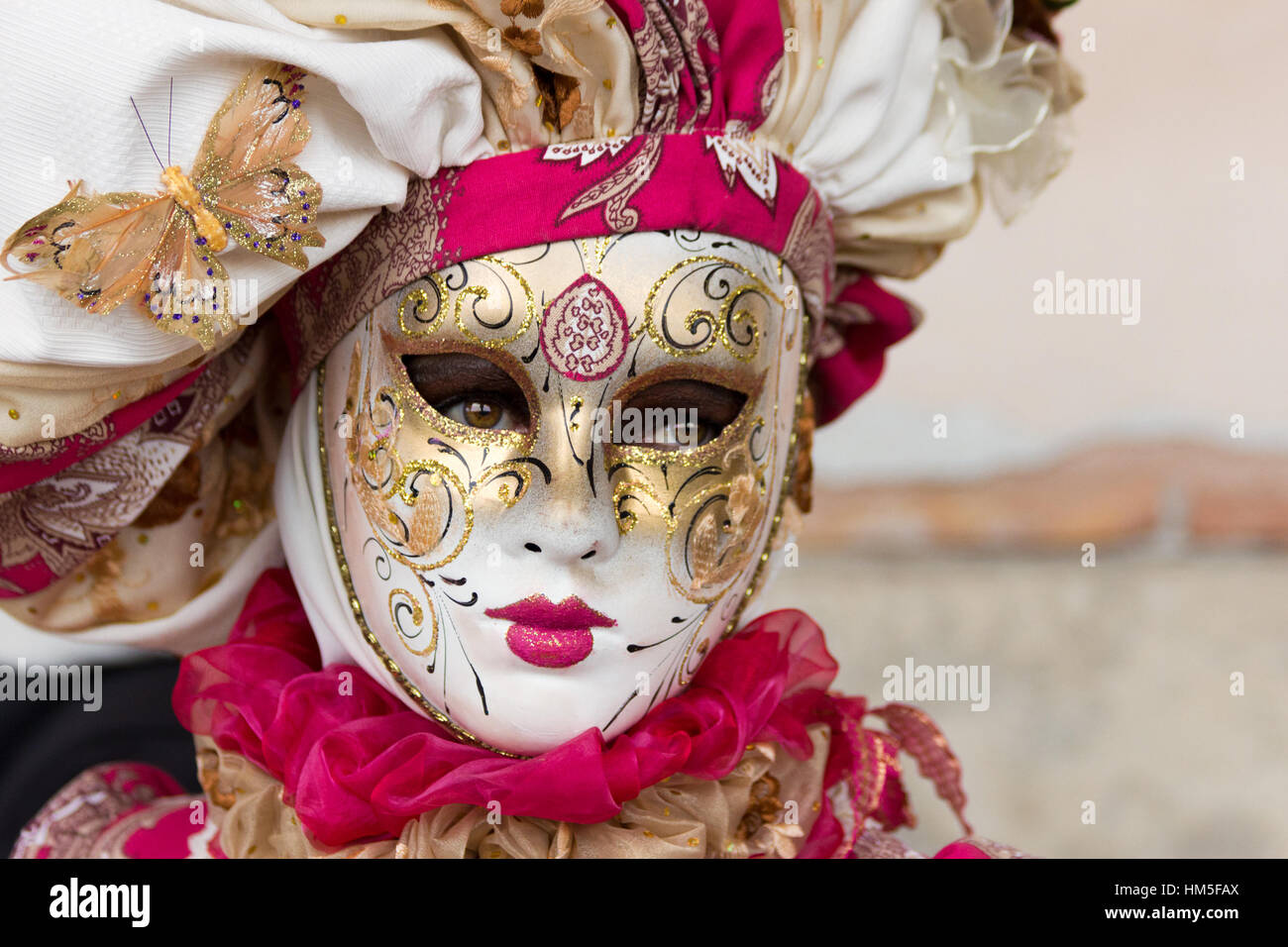 Venise - 5 février : jeune fille en costume sur la Piazza San Marco au cours de Carnaval de Venise le 5 février 2013 à Venise, Italie. Cette année, le carnaval était hôtel Banque D'Images