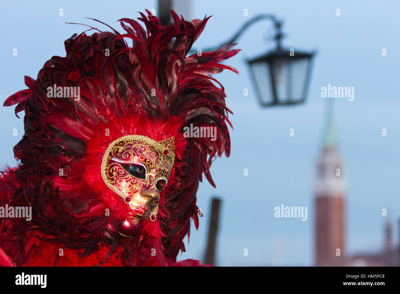 Venise - 5 février : femme en costume sur la Piazza San Marco au cours de Carnaval de Venise le 5 février 2013 à Venise, Italie. Cette année, le carnaval était-il Banque D'Images