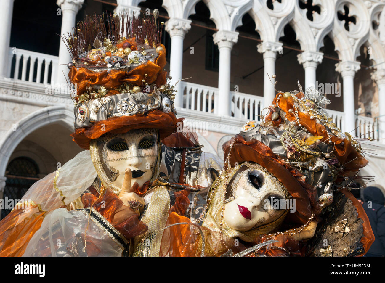 Couple en costume sur la place San Marco à Venise pendant le carnaval Banque D'Images