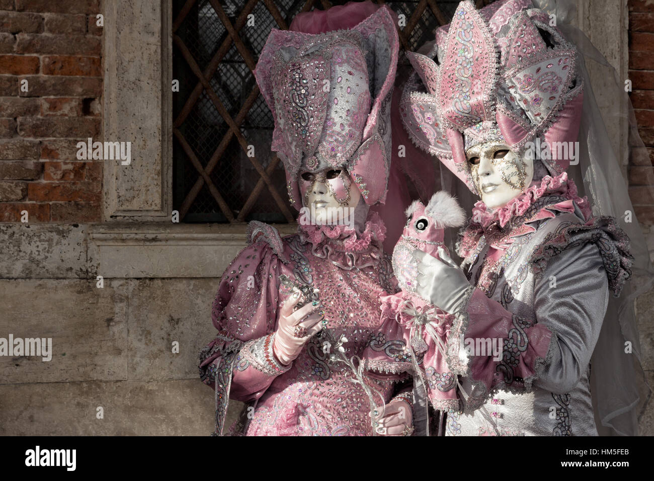 Venise - Feb 5, 2013 : les gens costumés sur la Piazza San Marco Venise pendant le carnaval. Banque D'Images