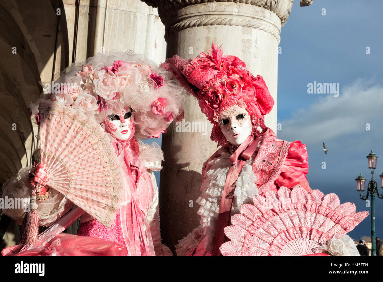 Venise - Feb 6, 2013 : les gens costumés sur la Piazza San Marco Venise pendant le carnaval. Banque D'Images