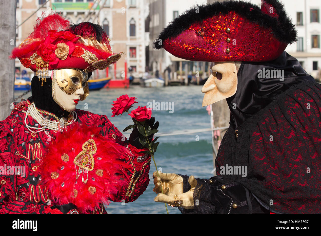 Venise - 7 Février : Carnaval de Venise au cours de leurs costumes le 7 février 2013 à Venise, Italie. Cette année, le carnaval a eu lieu entre le 26 janvier - Banque D'Images