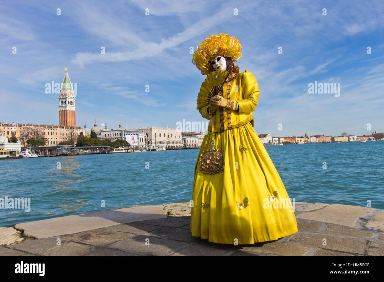 Venise - 7 février : femme en costume avec la Piazza San Marco dans l'arrière-plan pendant le Carnaval de Venise le 7 février 2013 à Venise, Italie. Cette année Banque D'Images