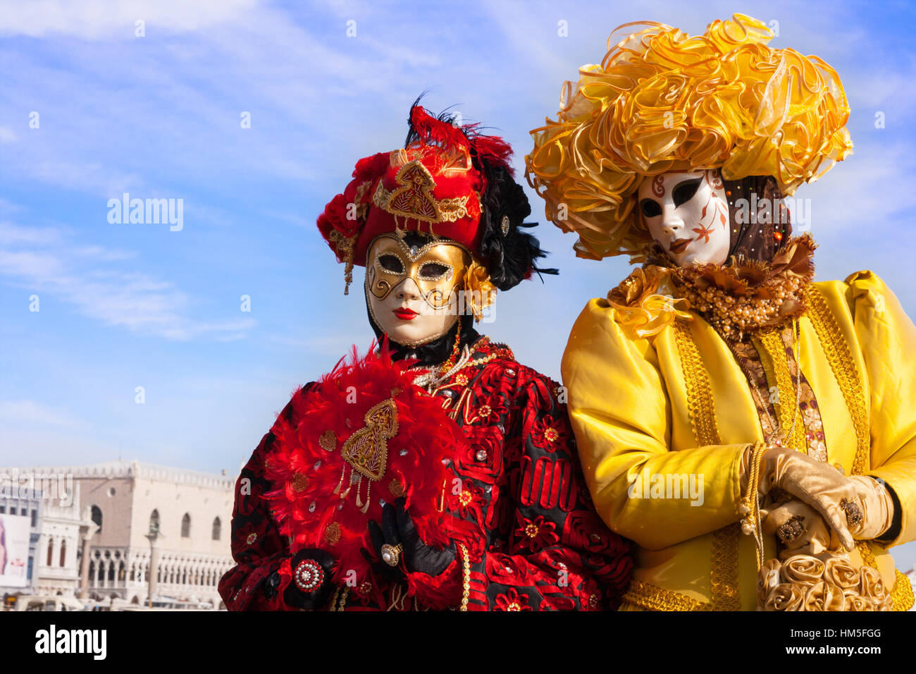 Venise - Feb 7, 2013 : les gens costumés avec la Piazza San Marco dans l'arrière-plan pendant le carnaval vénitien. Banque D'Images