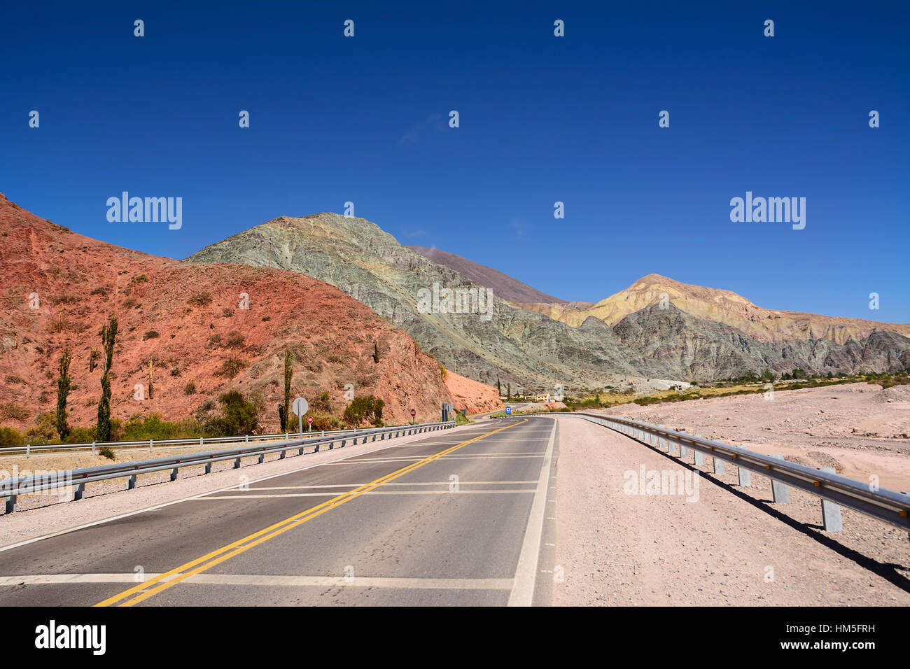 Colline des sept couleurs de Purmamarca sur Ruta 52 (Argentine) Banque D'Images