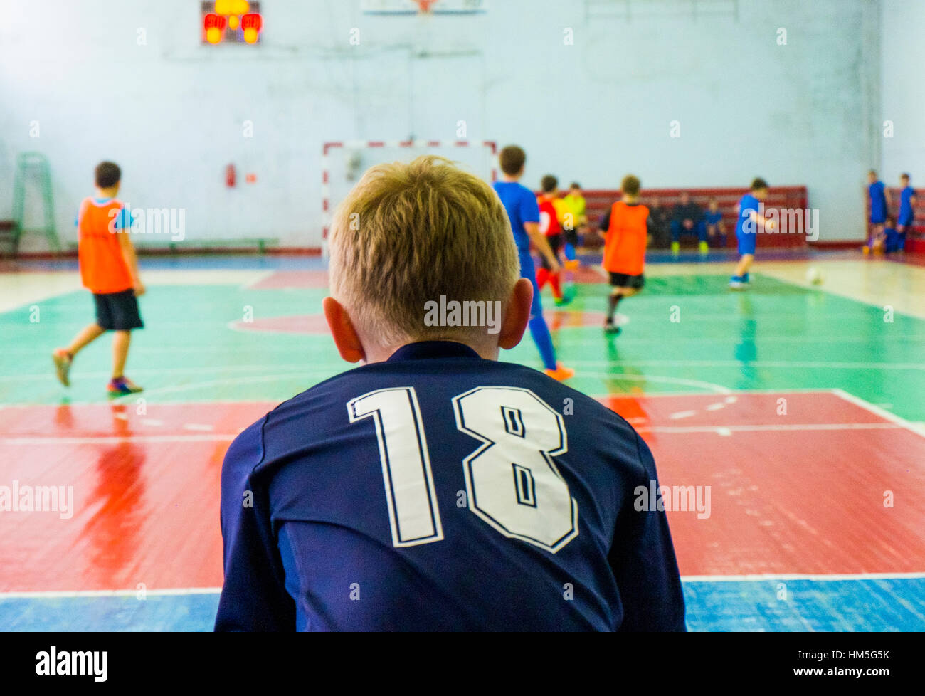 Gardien de but dans l'uniforme de sport terrain de football à la flexion Banque D'Images