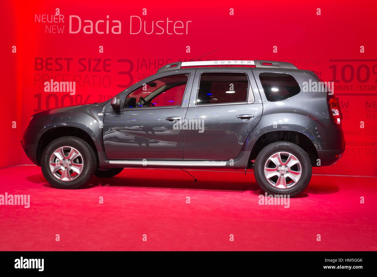 Francfort, Allemagne - SEP 13 : Dacia Duster sur l IAA motor show le Sep 13, 2013 à Francfort. Plus de 1.000 exposants de 35 pays sont présents Banque D'Images