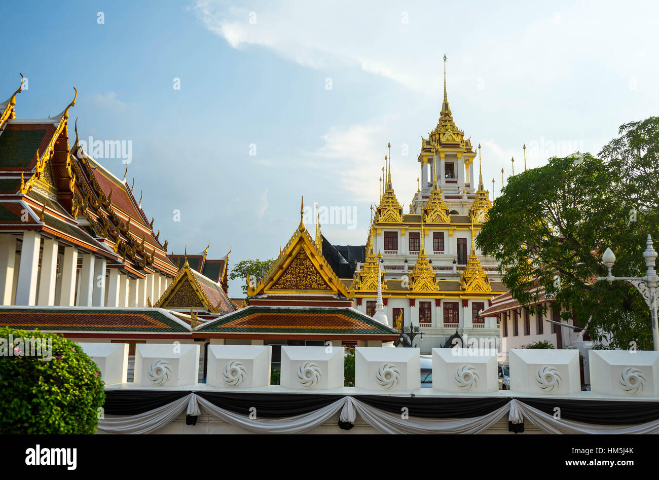 Derrière le mur en savoir le temple bouddhiste (Loha Prasat) Banque D'Images