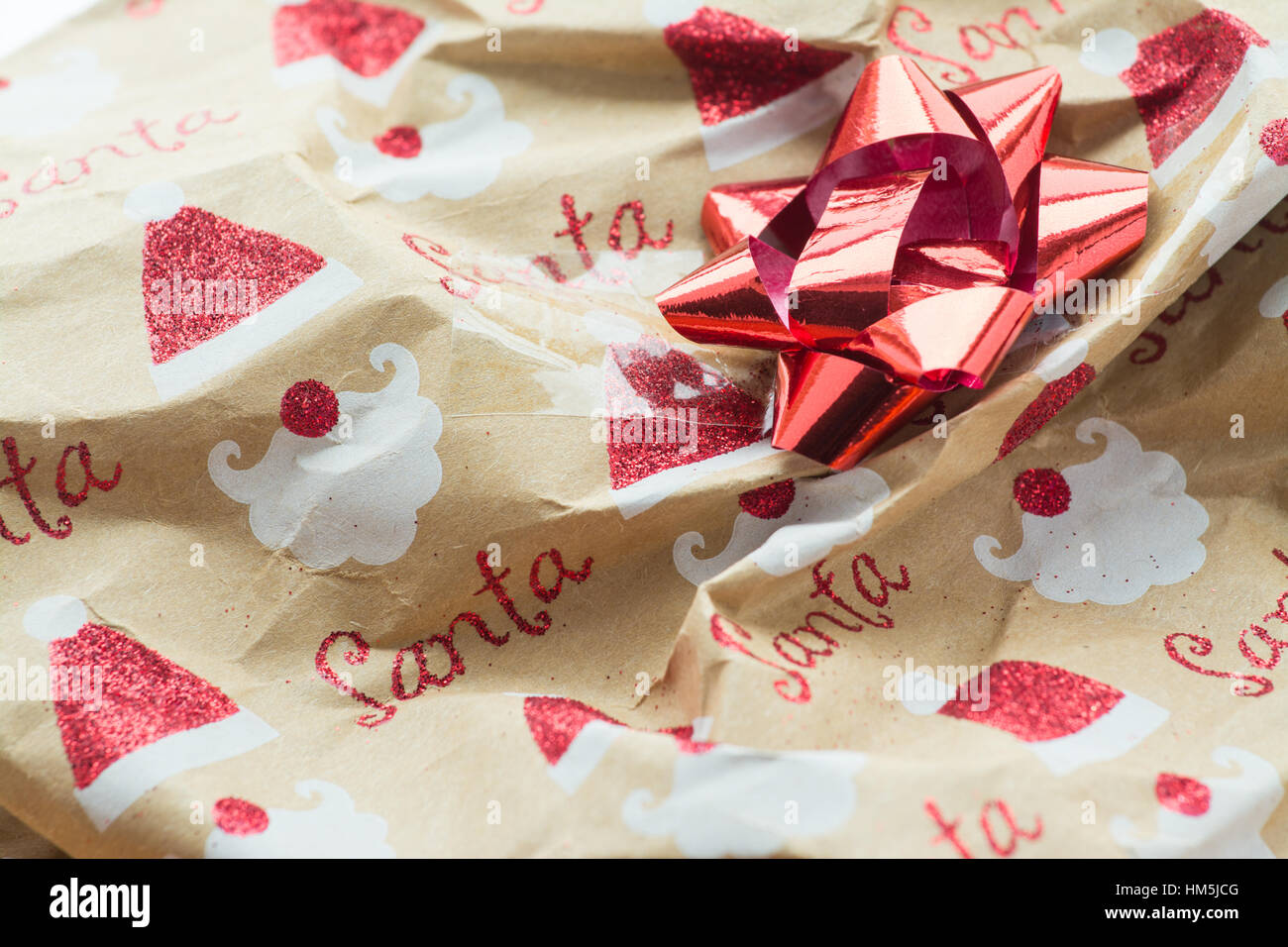 Papier d'emballage de Noël unrecyclable avec paillettes et ruban adhésif Banque D'Images