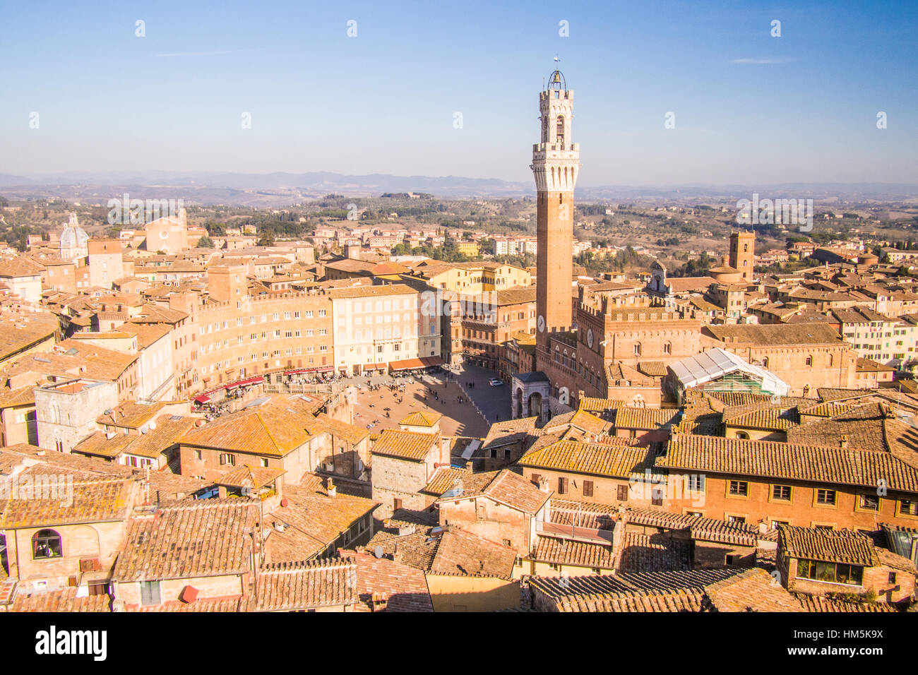 Vue sur Sienne y compris la place médiévale 'Piazza del Campo' avec sa tour "Torre del Mangia", Toscane, Italie. Banque D'Images