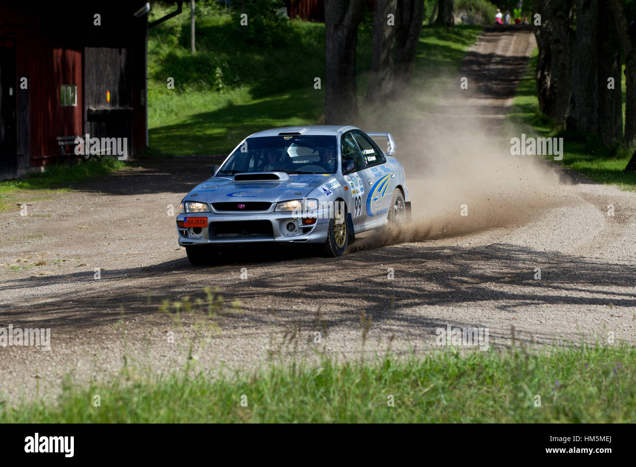 Rallye sur une route de terre en Suède Banque D'Images