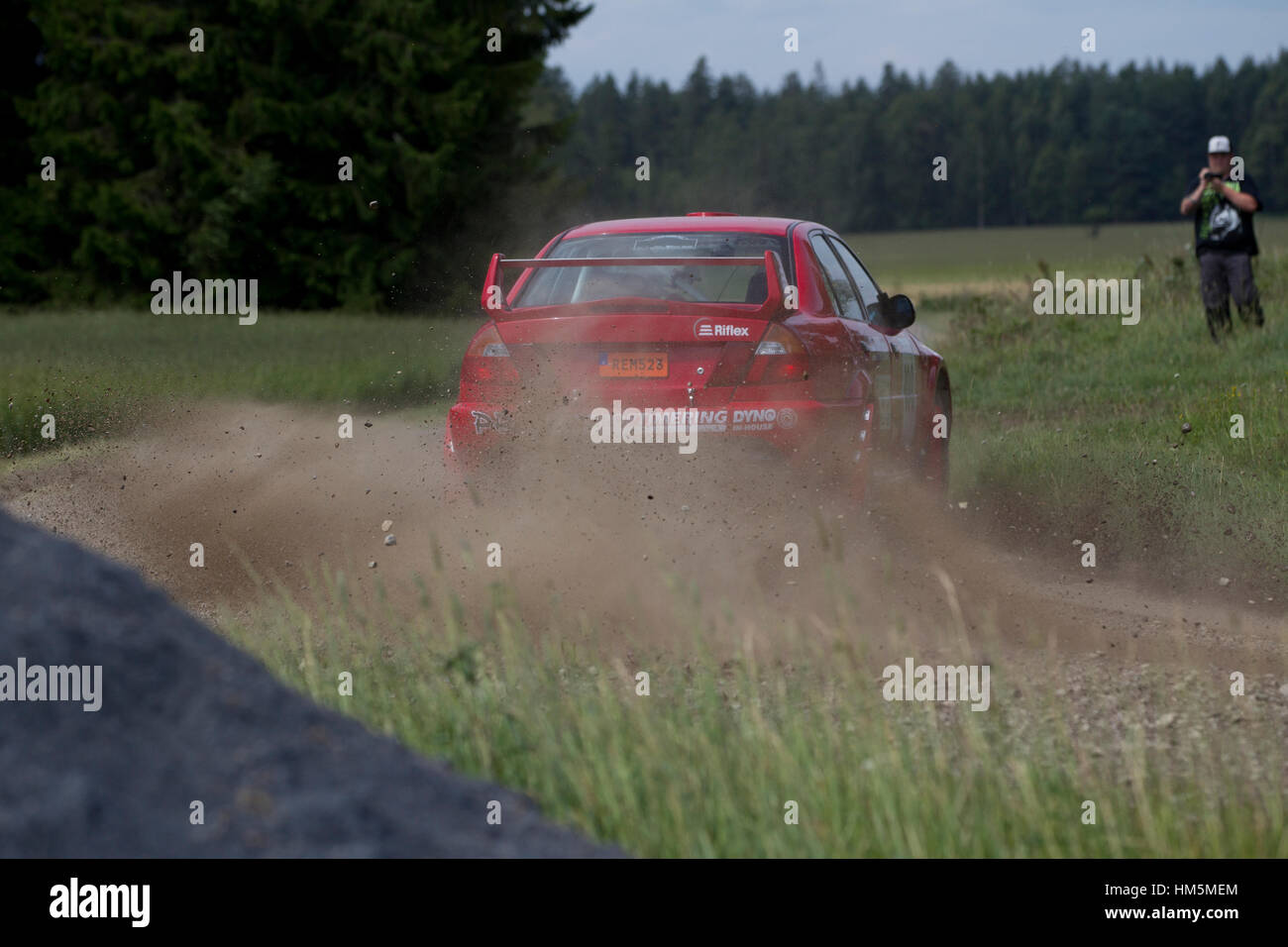 Rallye sur une route de terre en Suède Banque D'Images