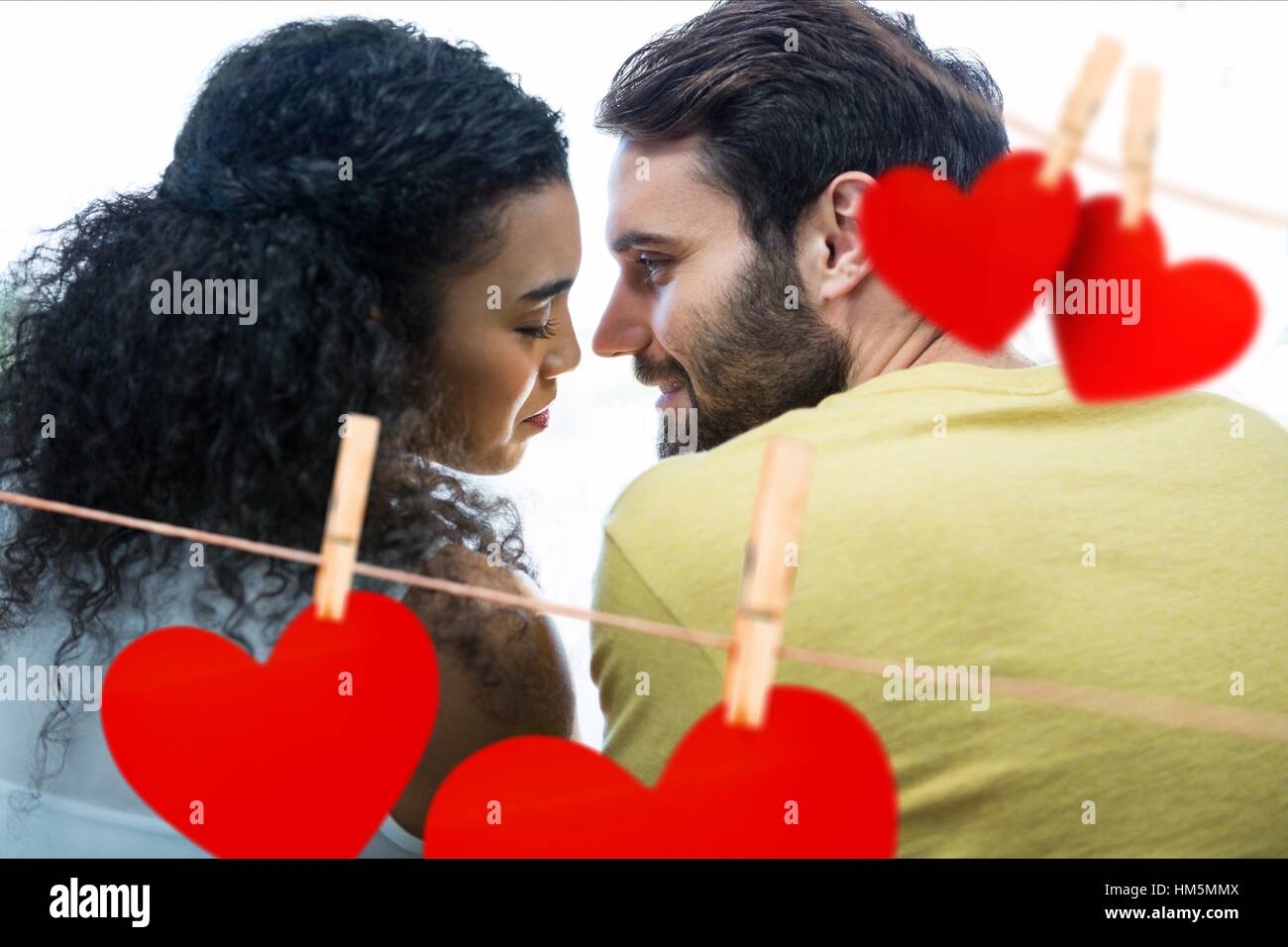 Couple avec coeurs suspendus autour de Banque D'Images