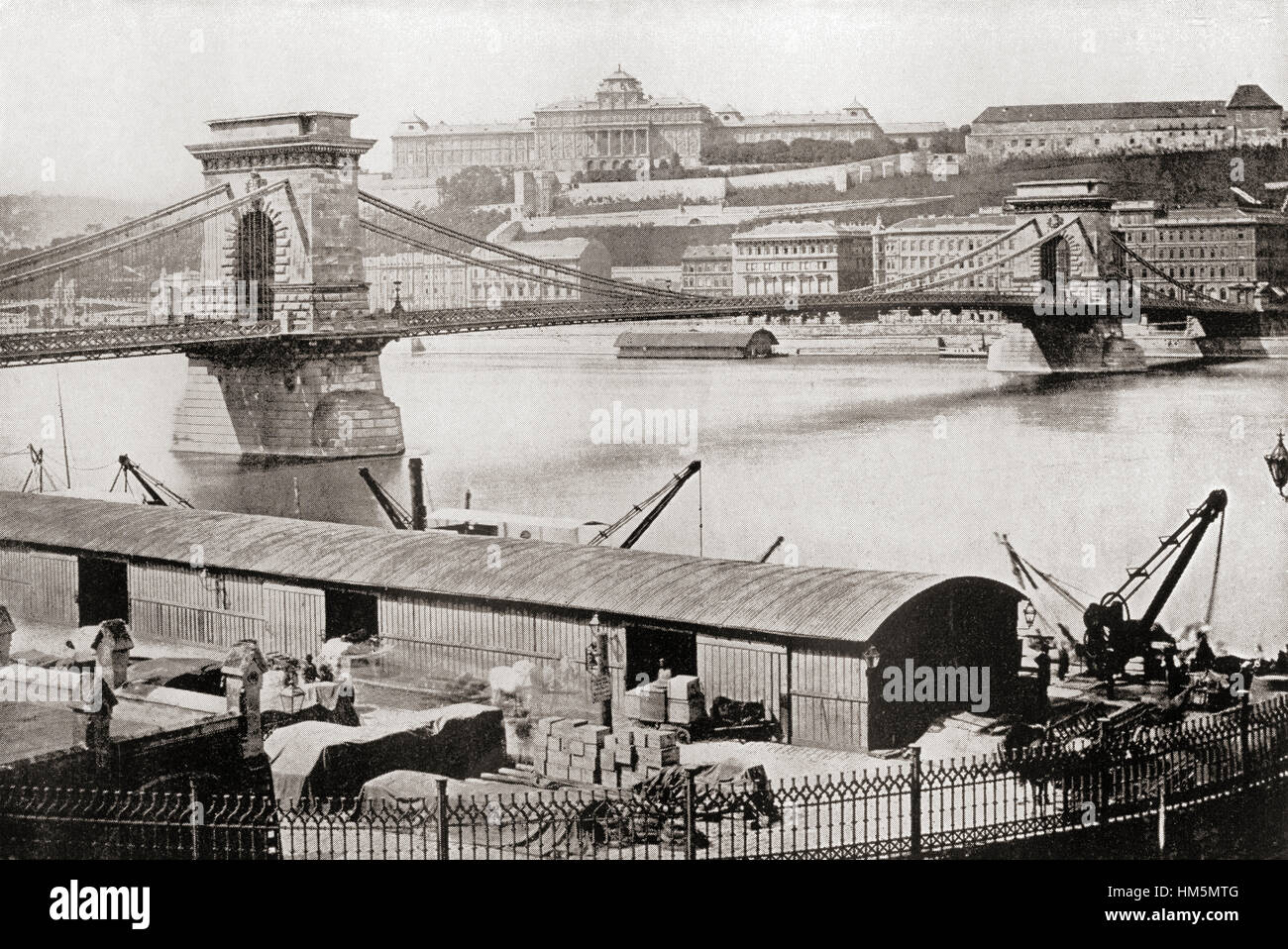 Le Pont des chaînes Széchenyi, au xixe siècle, enjambant le Danube entre Buda et Pest, l'ouest et à l'Est de Budapest, la capitale de la Hongrie. Dans la seconde guerre mondiale, le 18 janvier 1945 par les Allemands pendant le siège de Budapest, avec seulement les tours restant, il a été reconstruit et rouvert en 1949. Banque D'Images