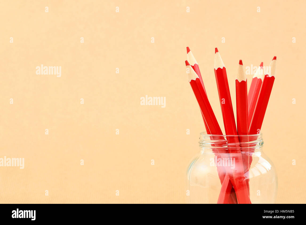 Crayons rouge contre un fond beige Banque D'Images