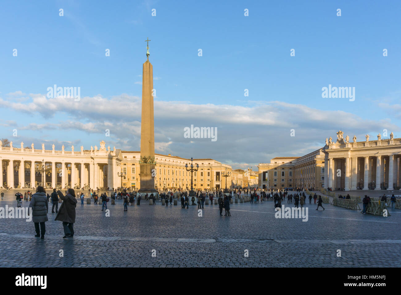 Les touristes peuvent être vus depuis la Place Saint-Pierre au Vatican à Rome, Italie Banque D'Images