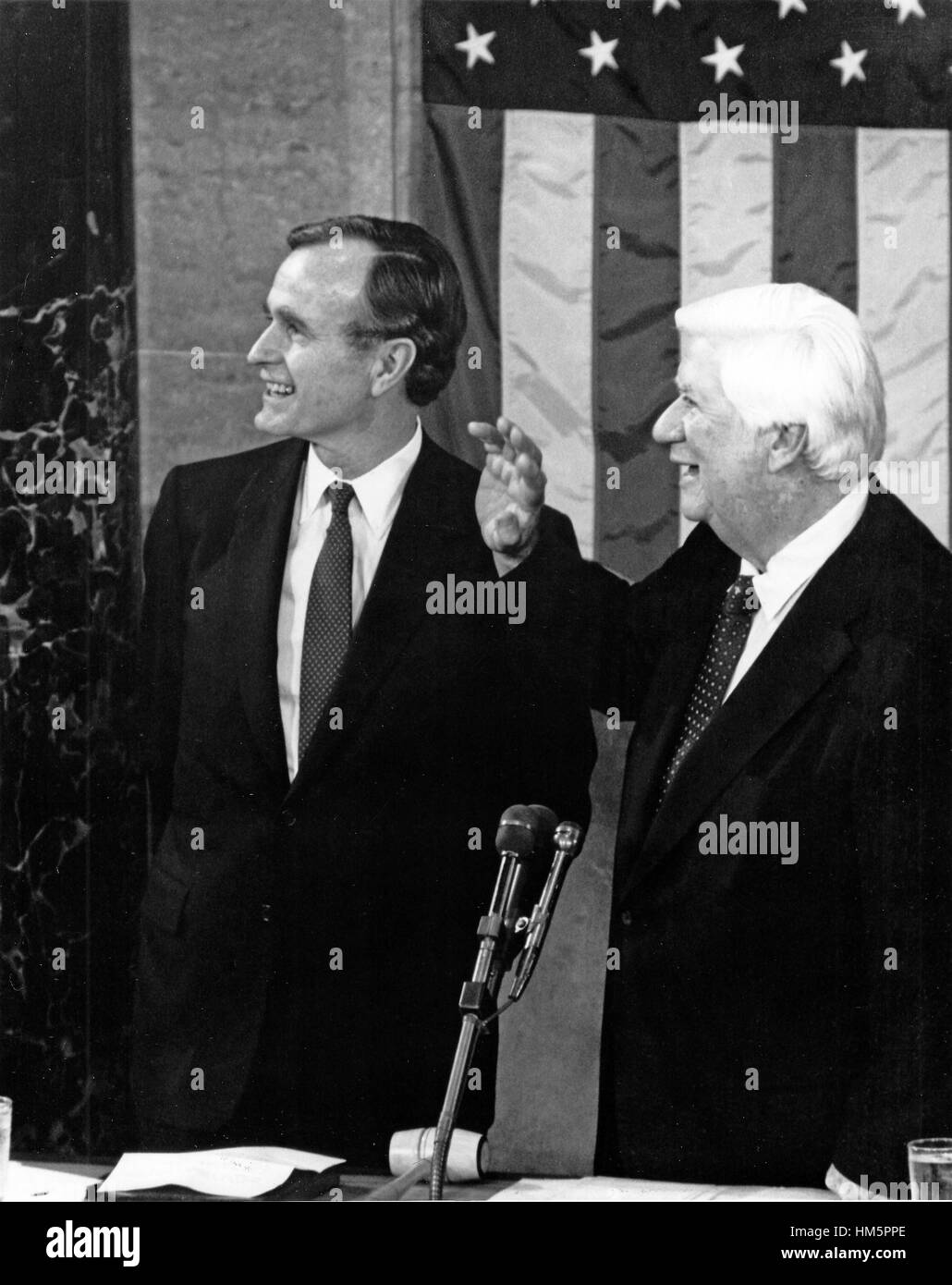 Vice-président des États-Unis George H. W. Bush, à gauche, et le président de la Chambre des représentants des États-Unis Thomas P. 'Astuce' O'Neill (démocrate du Massachusetts), droite, peu avant l'arrivée du président des États-Unis Ronald Reagan qui est programmé pour délivrer son St Banque D'Images