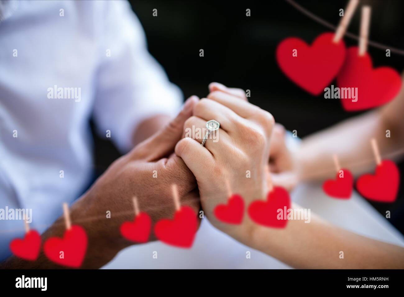 Romantic couple holding hands Banque D'Images