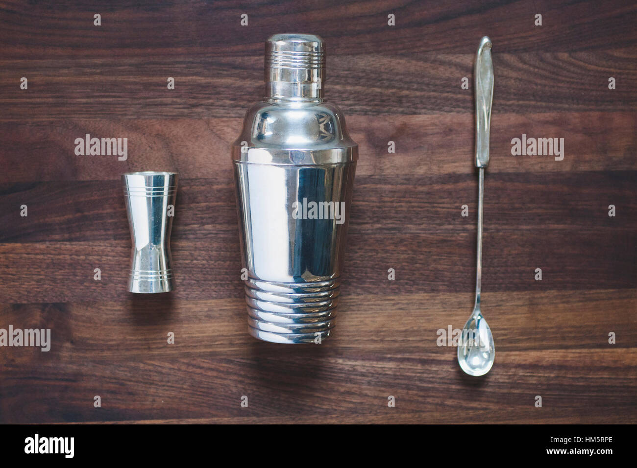 Vue de dessus de shaker de jigger et cuillère sur table en bois Photo Stock  - Alamy