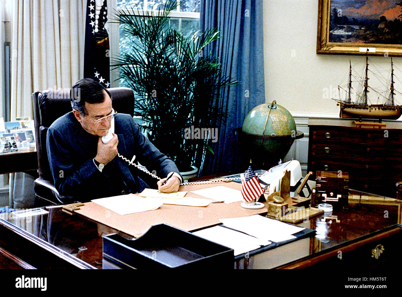 Washington, D.C. - 22 février 1991 -- Le président des États-Unis George H. W. Bush parle avec le président Mikhaïl Gorbatchev de l'Union des Républiques socialistes soviétiques (URSS) concernant la situation du golfe Persique le 22 février 1991..Crédit : Susan Biddle Banque D'Images