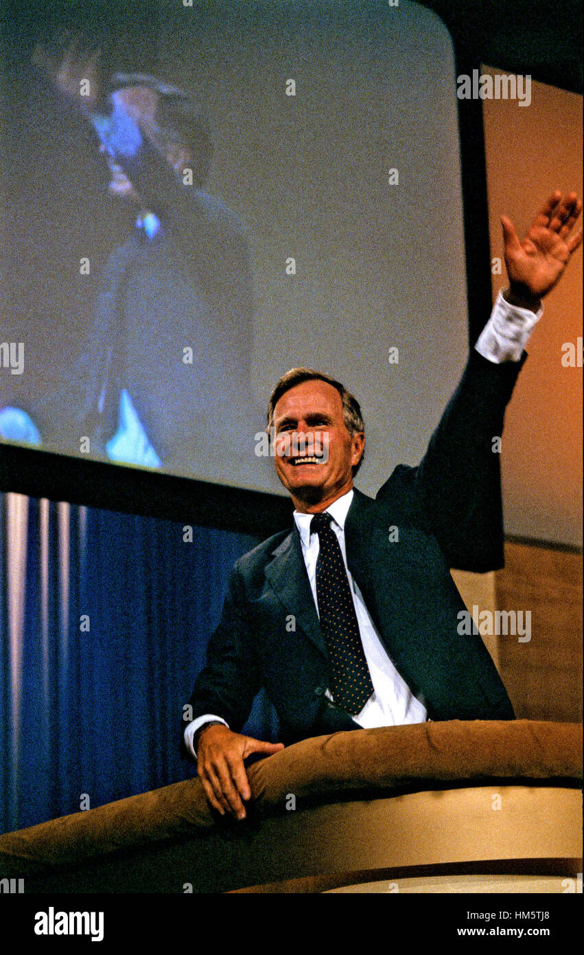 Vice-président des États-Unis George H. W. Bush traite de la convention républicaine de 1984 alors qu'il accepte sa mise en candidature à l'élection en tant que Vice-président des États-Unis à la Reunion Arena à Dallas, Texas, le 23 août 1984. Banque D'Images