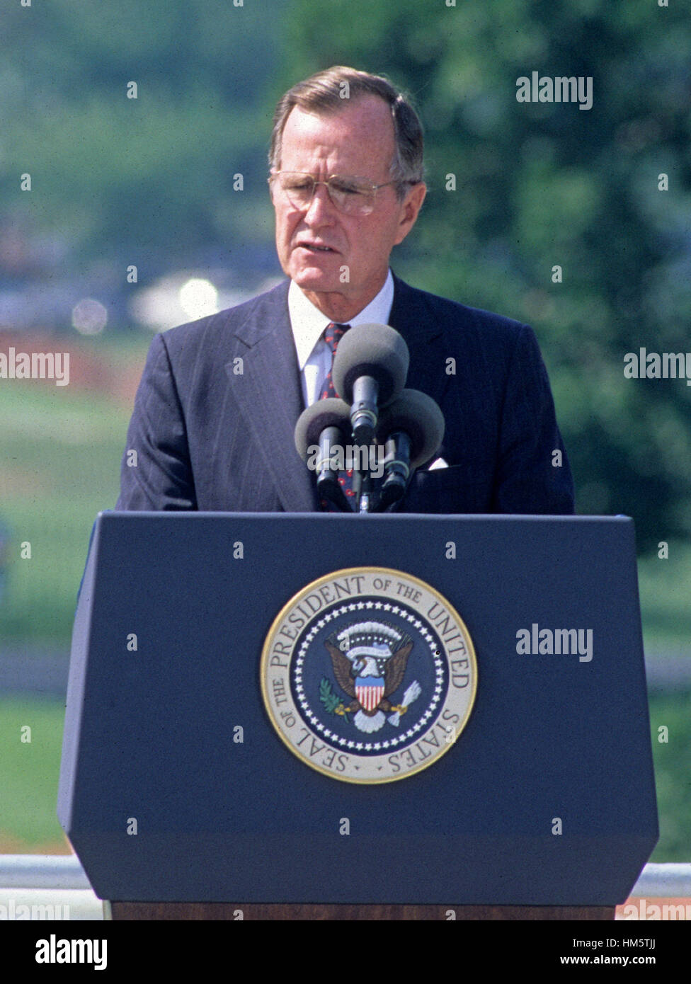 Le président des États-Unis George H. W. Bush rend commentaires avant de signer l'Americans with Disabilities Act de 1990 en loi au cours d'une cérémonie à la Maison Blanche à Washington, D.C. le 26 juillet 1990. La loi interdit de discrimination de l'employeur Banque D'Images