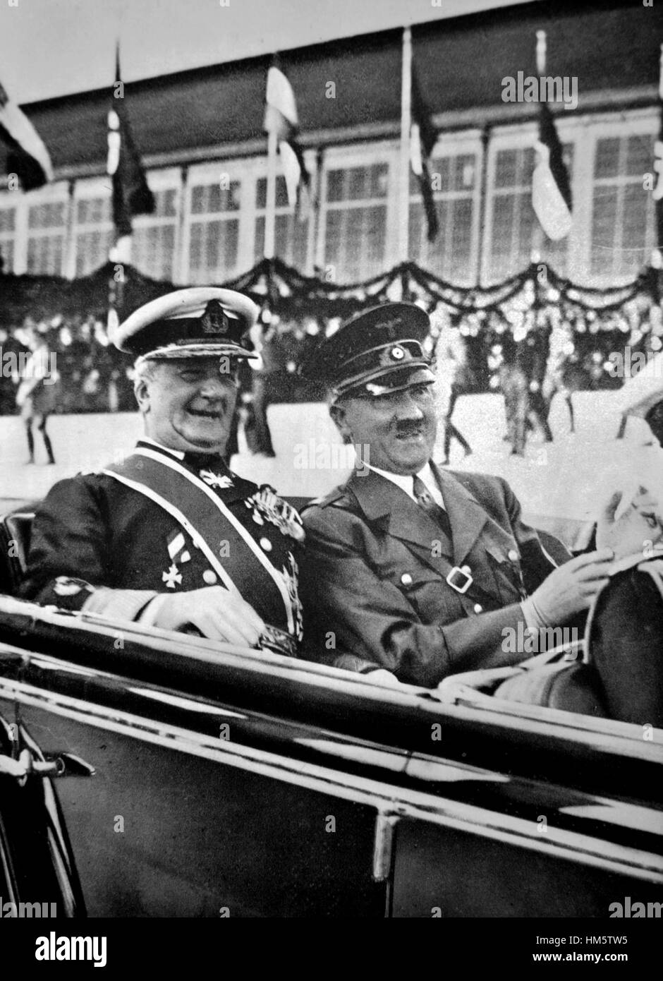 Hongrois Miklós Horthy plus à gauche avec Adolf Hitler lors d'une visite à l'Allemagne en 1938. Photo : Bibliothèque du Congrès Banque D'Images