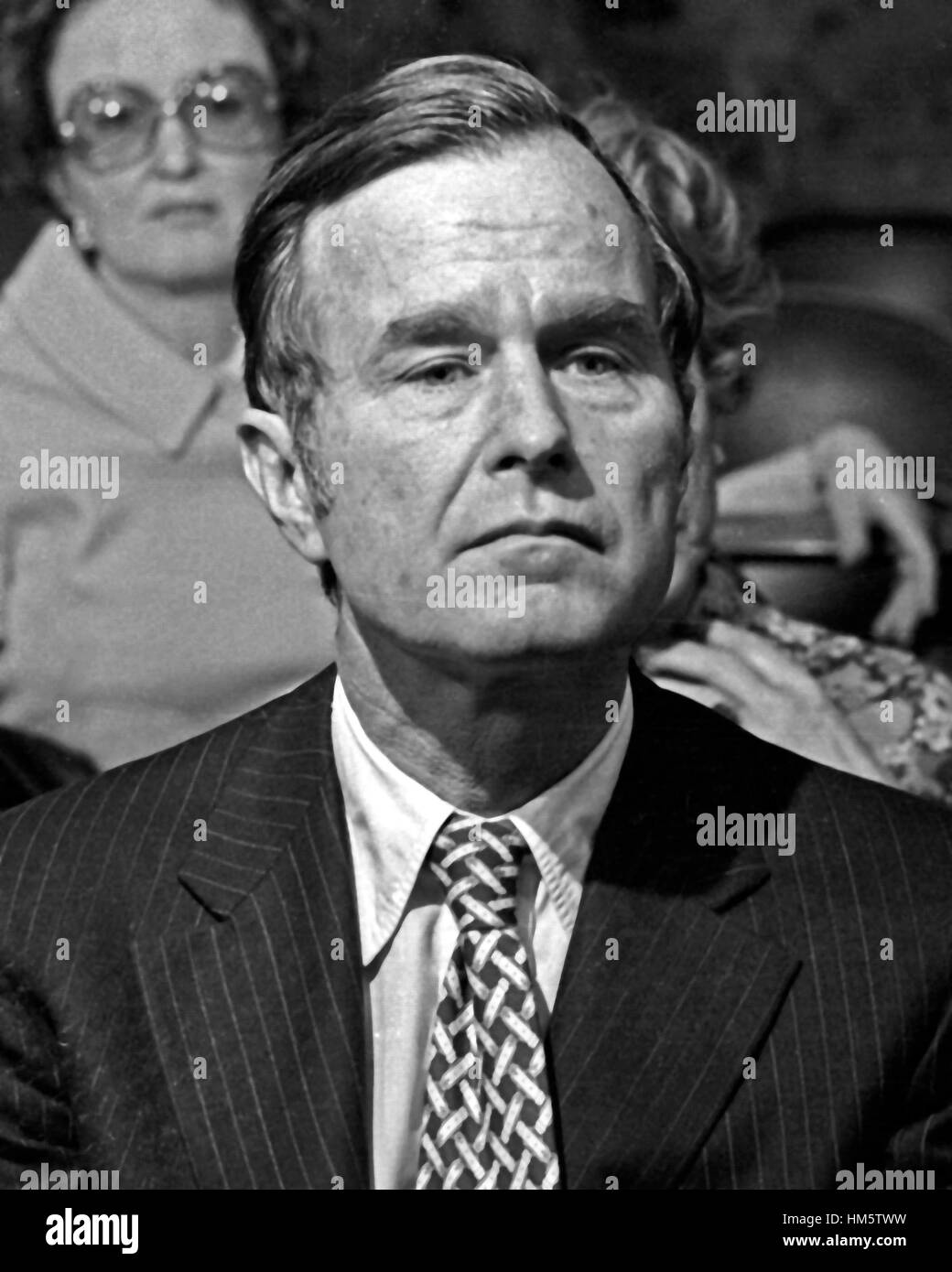 L'ambassadeur des Etats-Unis en Chine George H. W. Bush à l'écoute des questions du sénateur au cours de son audience de confirmation d'être directeur de l'Agence centrale de renseignement américaine (CIA) à Washington, D.C. le 16 décembre 1975..Credit : Benjamin E. 'Gene' Fort Banque D'Images