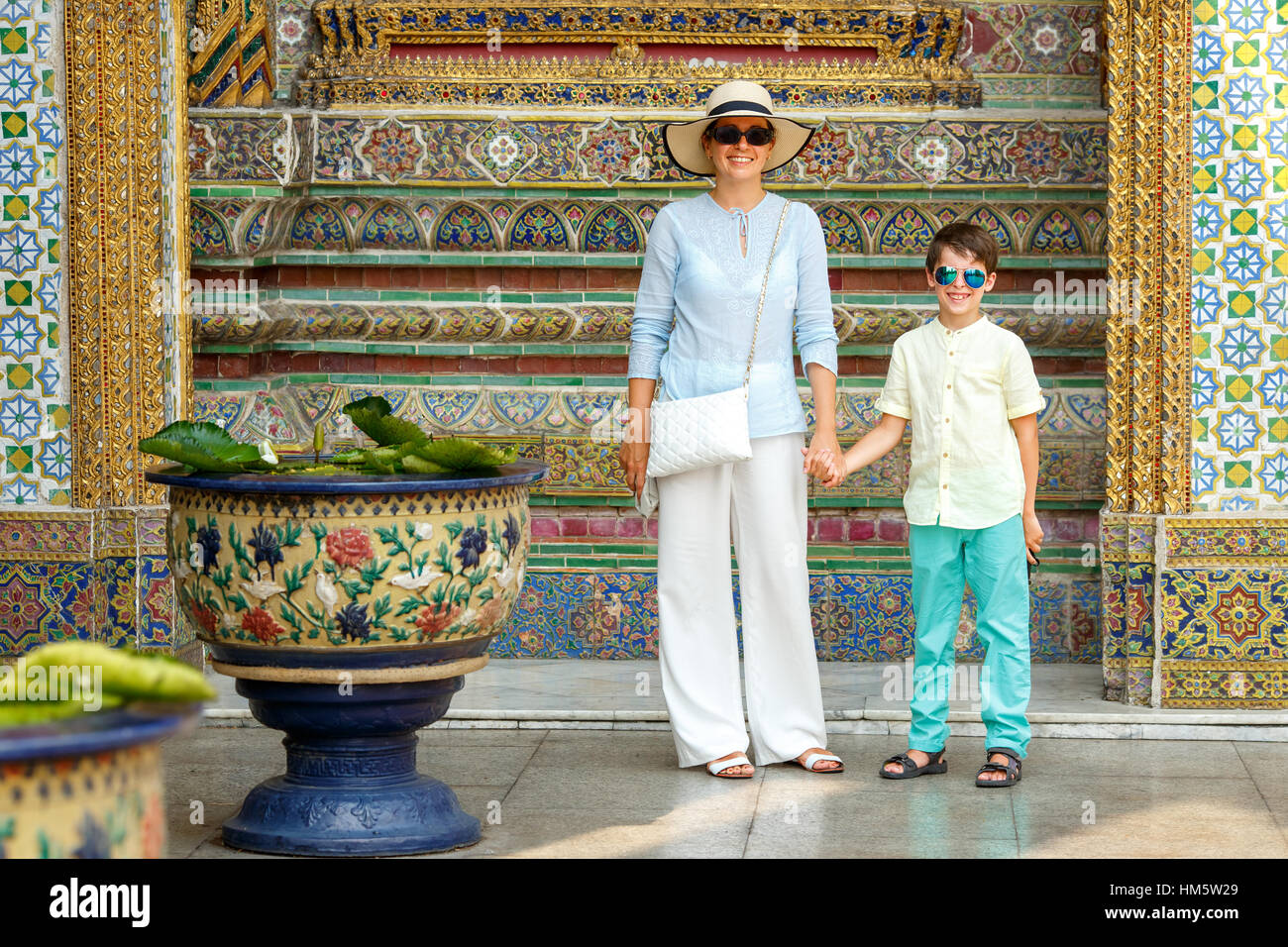 Jeune mère et son petit fils marcher en Grand Palace, Bangkok Banque D'Images