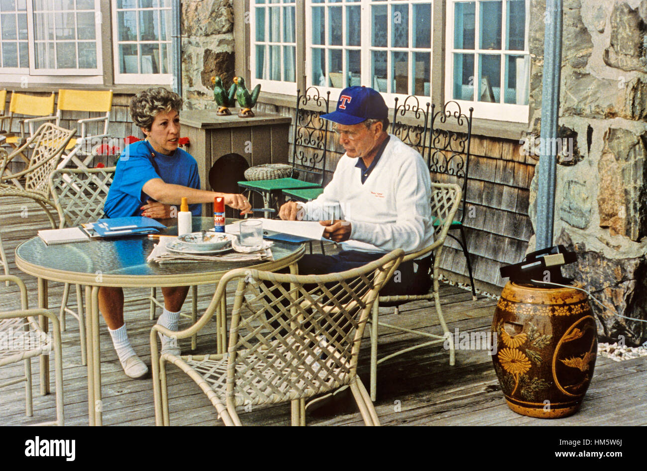 Le président des États-Unis George H. W. Bush travaille avec son assistant personnel Linda Casey à son domicile au point les marcheurs à Kennebunkport, Maine Le 22 août 1990. Obligatoire Banque D'Images